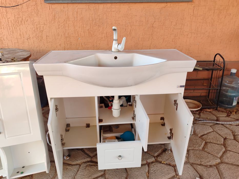 Раковина с тумбой изеркалом б. у