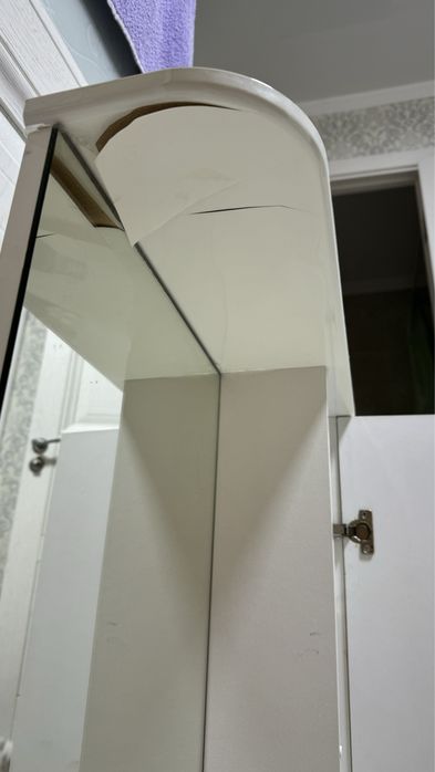 Зеркало с полочками