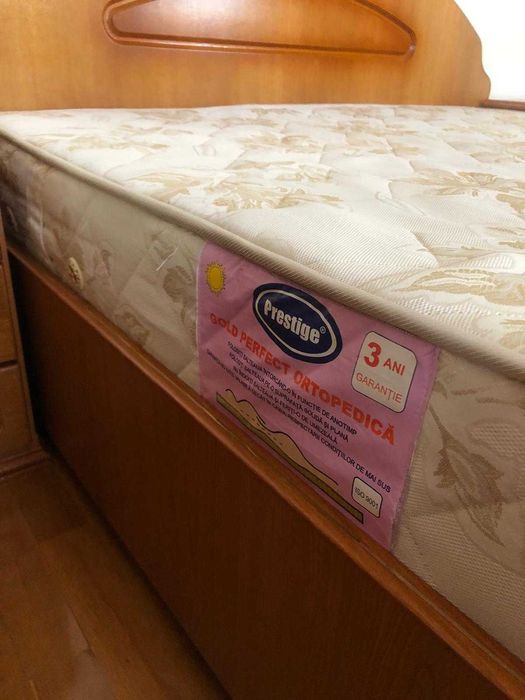 Vand mobilier lemn masiv: dulap, pat, comoda si 2 noptiere