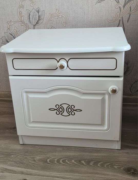 Комод и прикроватные тумбы