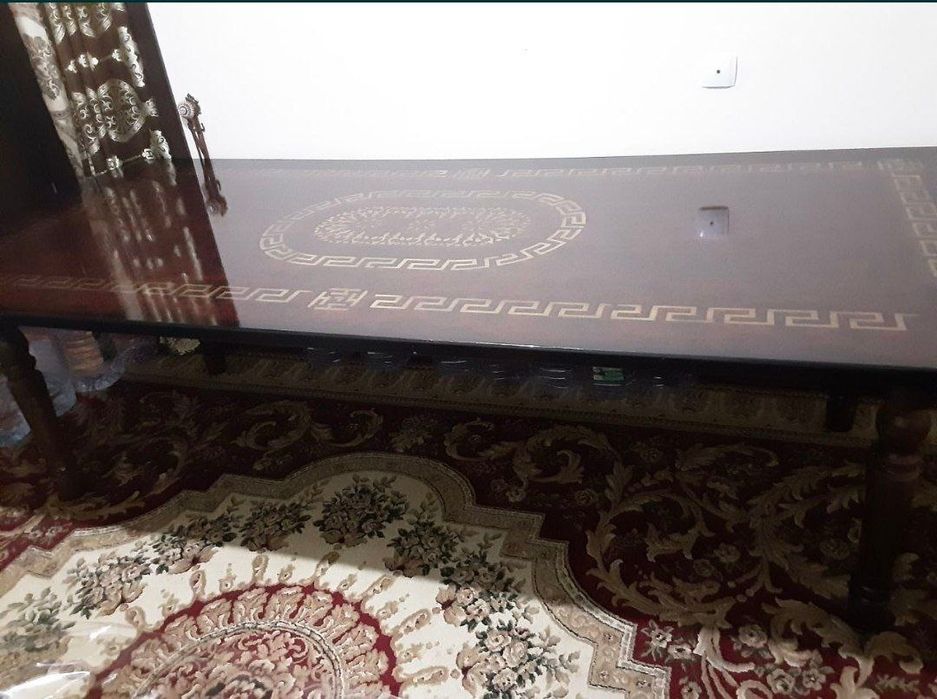 Гостевой стол лакированный