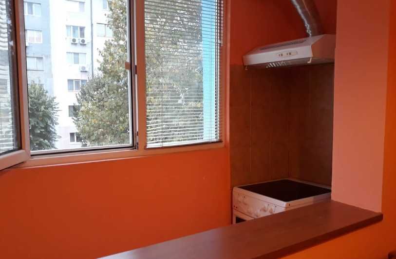 Дава се под наем Двустаен апартамент в Бургас, Лазур - 45 кв.м за 175 € - Снимка #2