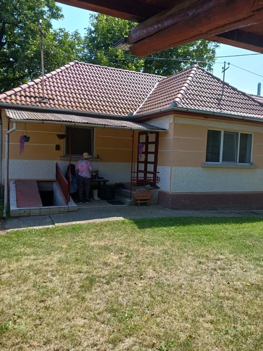 Vand casa la Fotoș