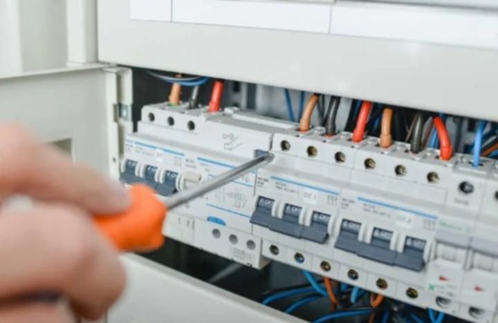 Electrician instalații electrice Montaj . Intervenții