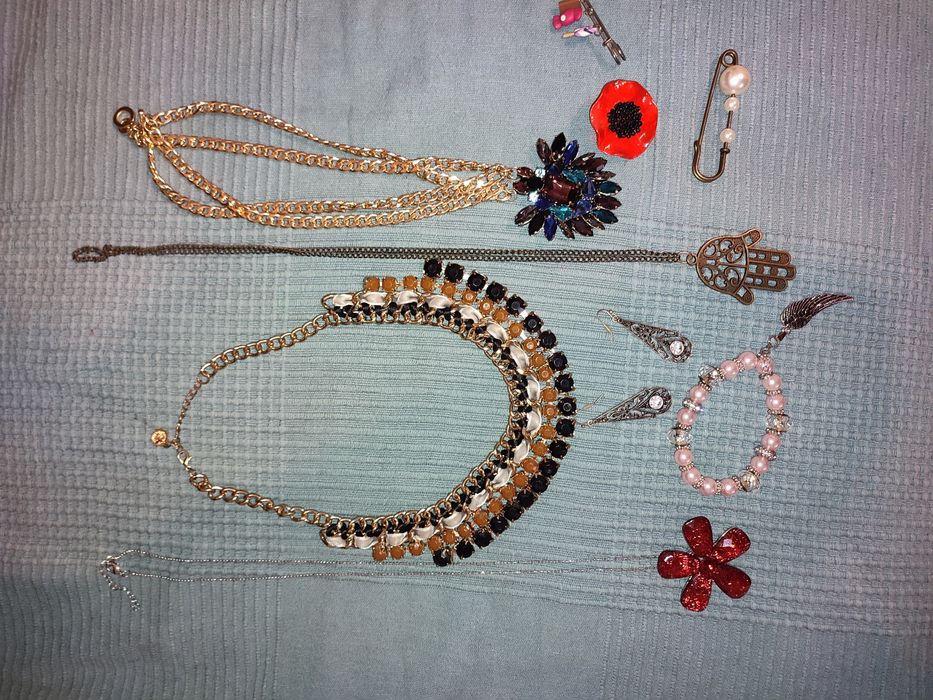 Set accesorii cu lantisoare , cercei si broșe noi