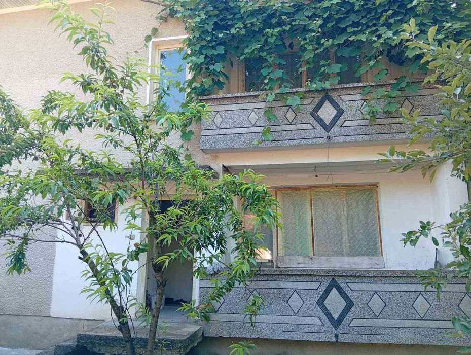 Продавам двуетажна къща с двор 752 кв.м. в гр. Плачковци