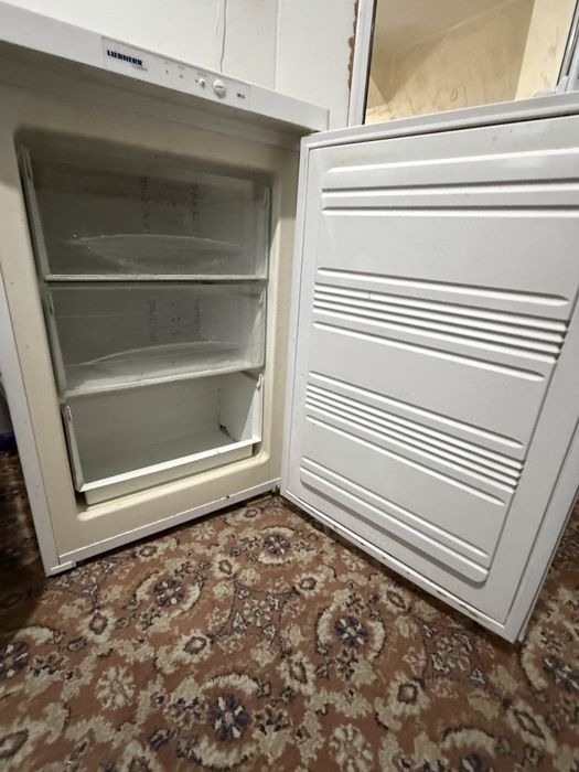 Малък фризер с три чекмеджета