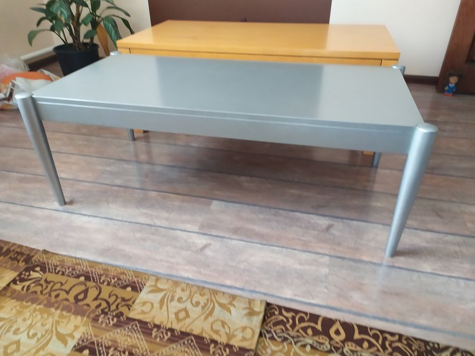 Мебель - стол,люстра