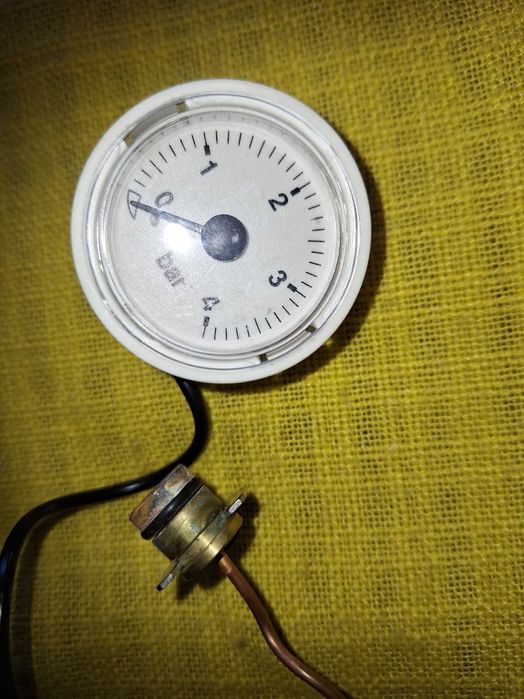 Manometru pentru măsurarea presiunii în centralele electrice Ferroli.