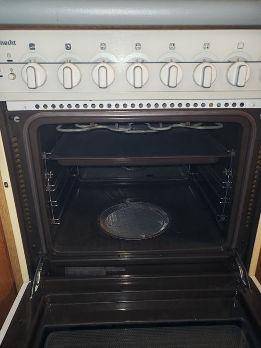 Чисто нова ъглова дъбова кухня с уреди