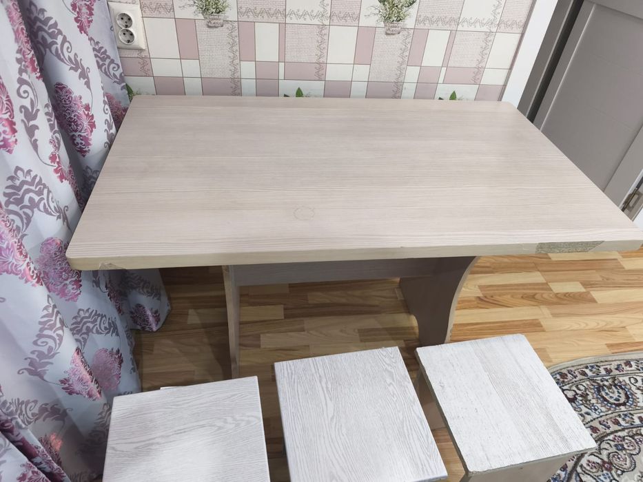 Стол и три стула