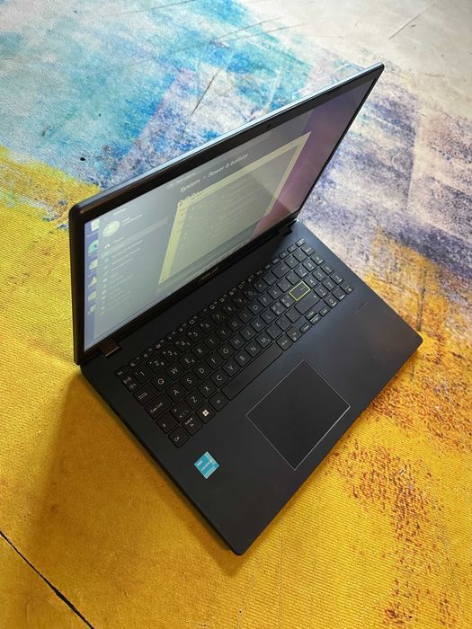 Laptop Asus Vivobook R522k, model 2024, impecabil