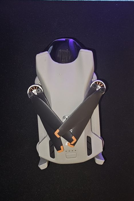 Vând DJI Mini 3 Fly More Combo – ca nou, cu toate accesoriile