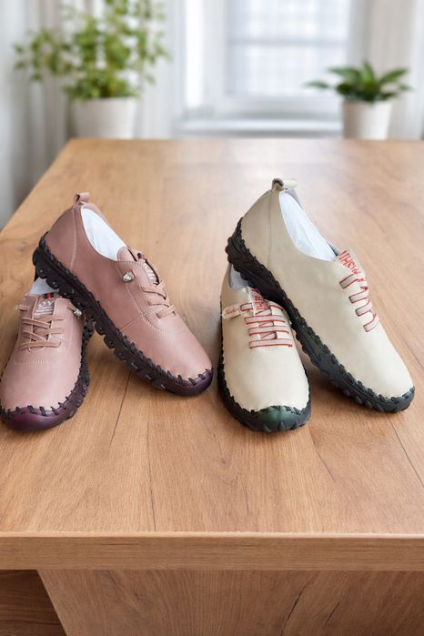 Женские кроссовки.