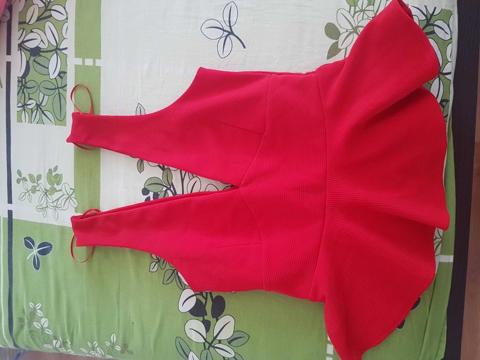 Top rosu cu peplum decolteu in v miss selfridge