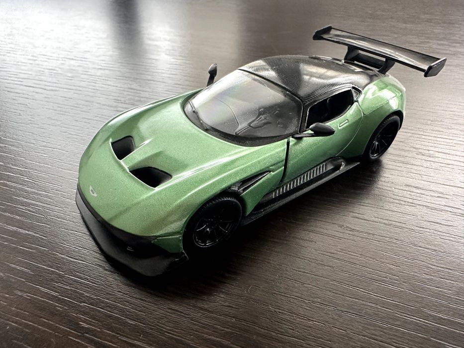 Метални колички Aston Martin & Bentley Kinsmart 1:36
