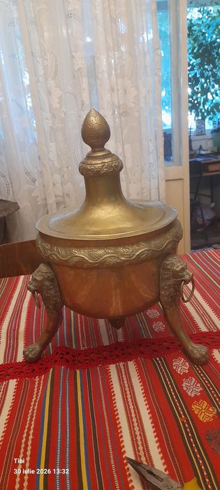 Vas ornamental neoclasic din alama și bronz