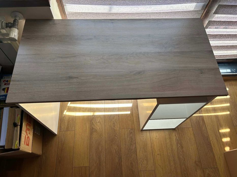 Бюро с етажерка (Орех/Бяло) – 100х50 см, отлично състояние