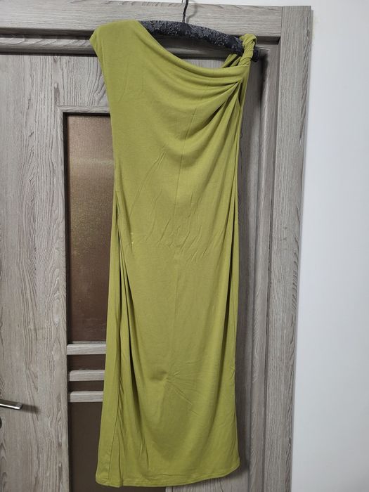 Rochie Reserved cu un umar gol