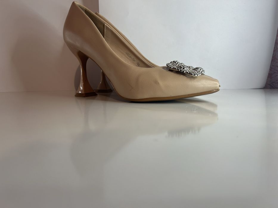 Женские туфли со стразами