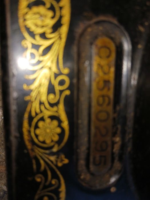 Vând mașină de cusut  originală singer în stare perfectă .