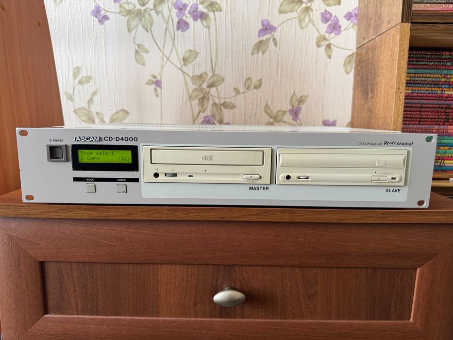 TASCAM CD-D4000 Профессиональный дубликатор