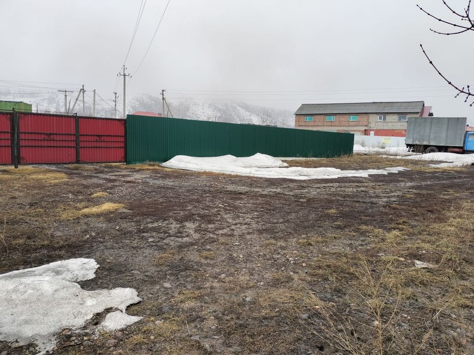 Продам коммерческий огороженный участок  .