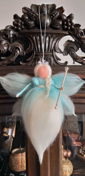 Zâna iernii- Figurină din lână inspirată din pedagogia Waldorf.