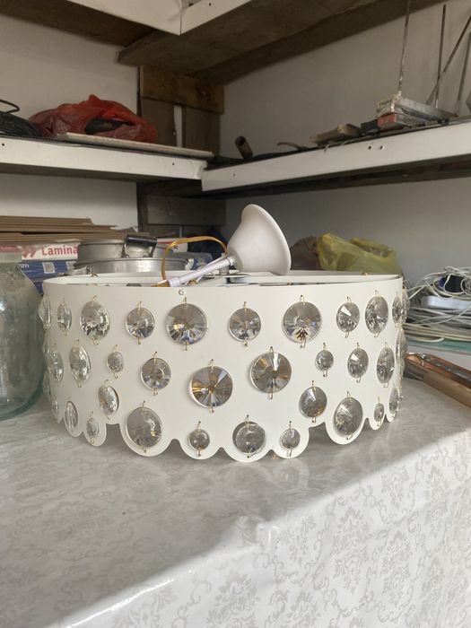 Продам новую красивую люстру