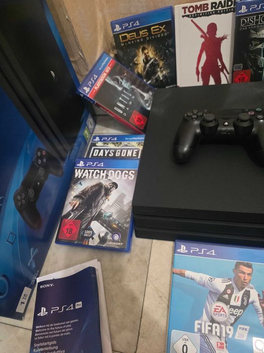 PlayStation 4 Pro 1 TB Blackв отлично състояние 2 бр.