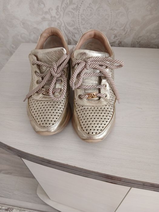 Продам женские кроссовки