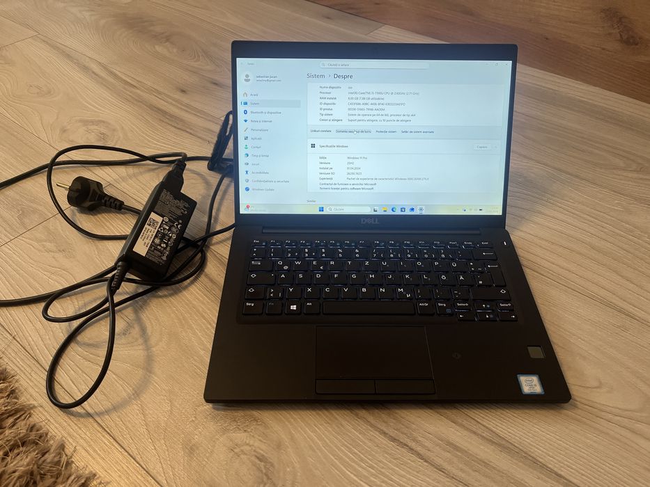 Dell 7390 cu touchscreen si baterie noua in stare buna