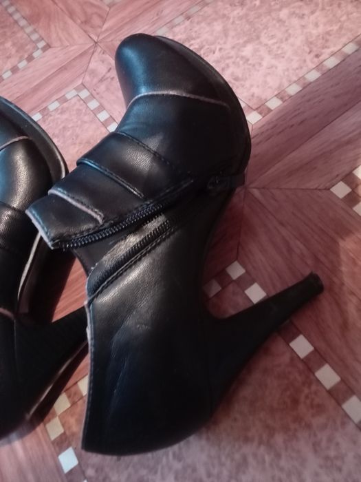 Продам женскую обувь