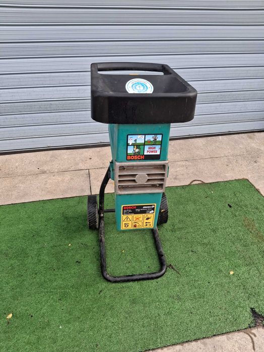 Самопридърпваща  дробилка за клони Bosch