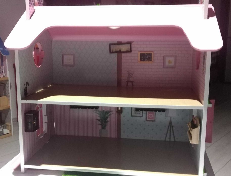 Casa de papusi pe 2 nivele