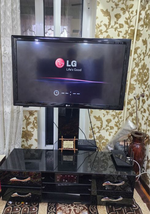 Телевизор LG 32 + стойка 100$