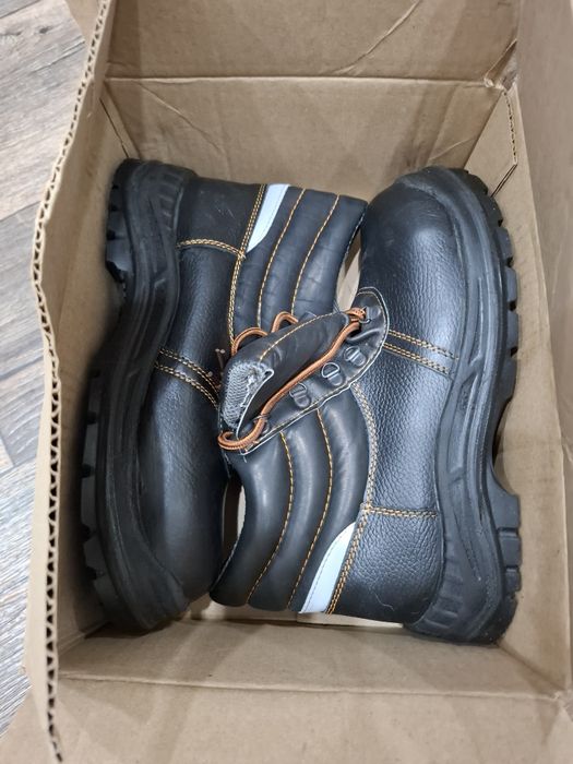 Продам спец обувь новая, 43 размер