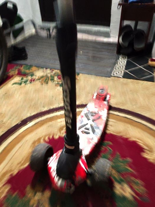 Самокат трёхколёсный