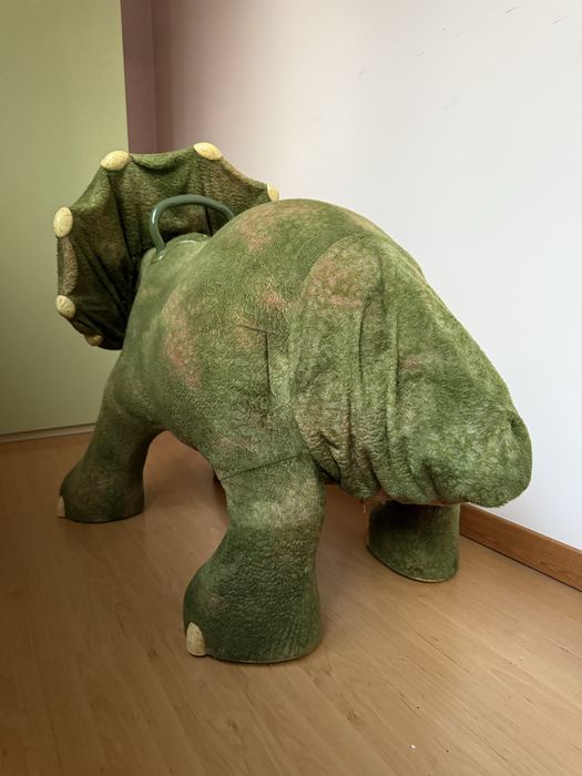 Робот динозавр трицератопс