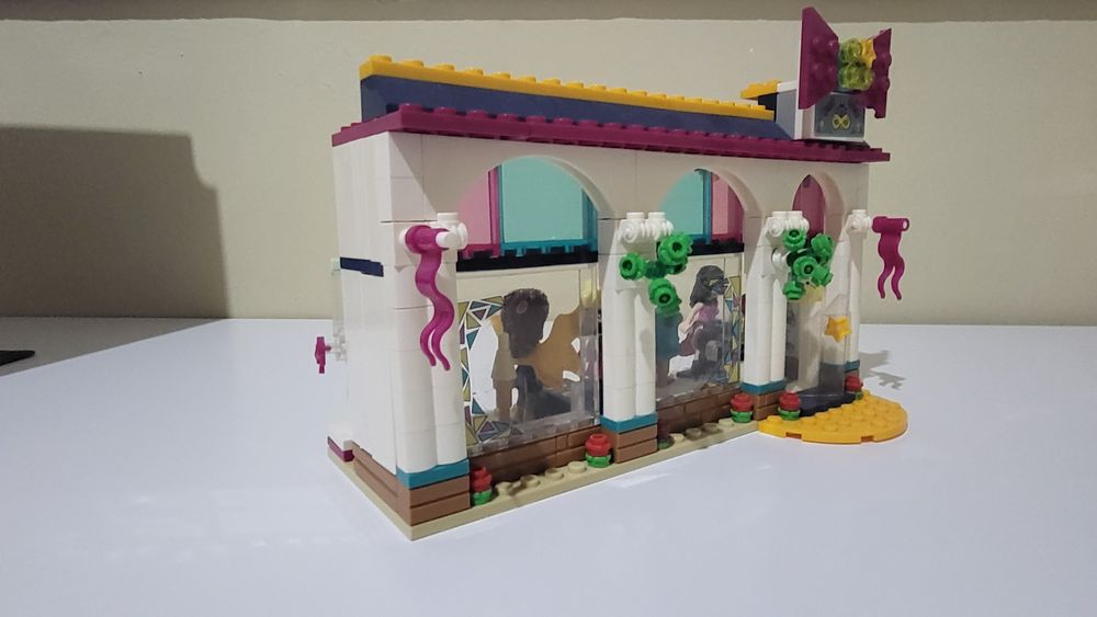 Продаю Б/У  Лего—магазин одежды