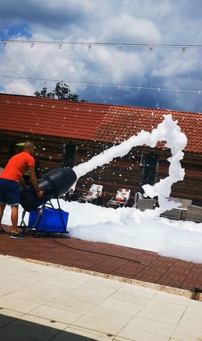 Dj, Mc, Ecran led, lumini, fum greu, tun spuma, pistol CO2