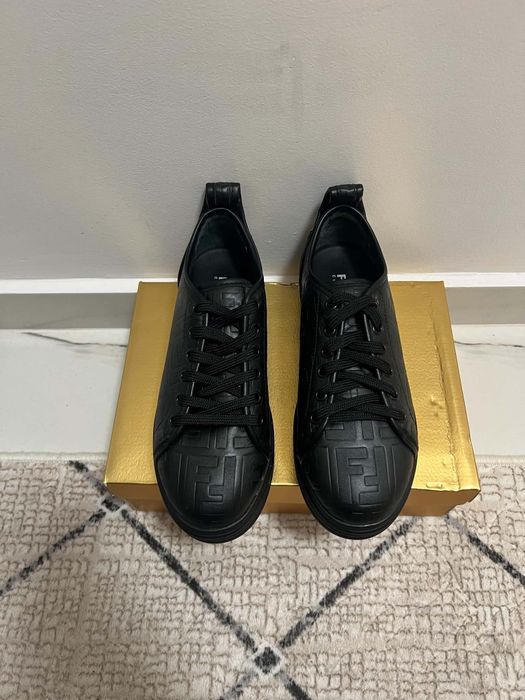 Черни маратонки на FENDI