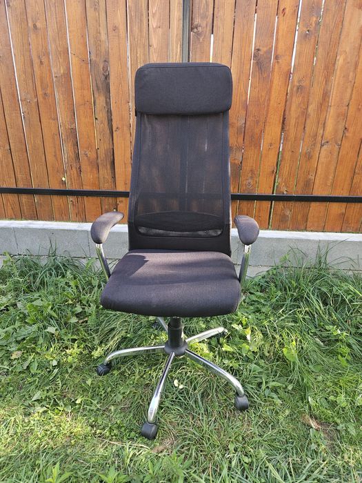Scaun birou ergonomic cu tetieră, spătar mesh – negru, stare foarte bună