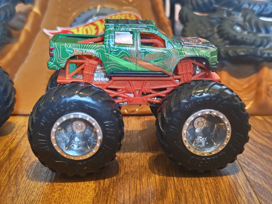 Hot wheels Megarex vs Crashzilla