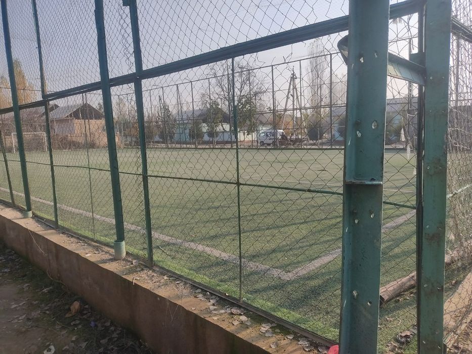 Mini fudbol oyingohi sotiladi. Manzil Uchqo‘rg‘on tumani Qurama