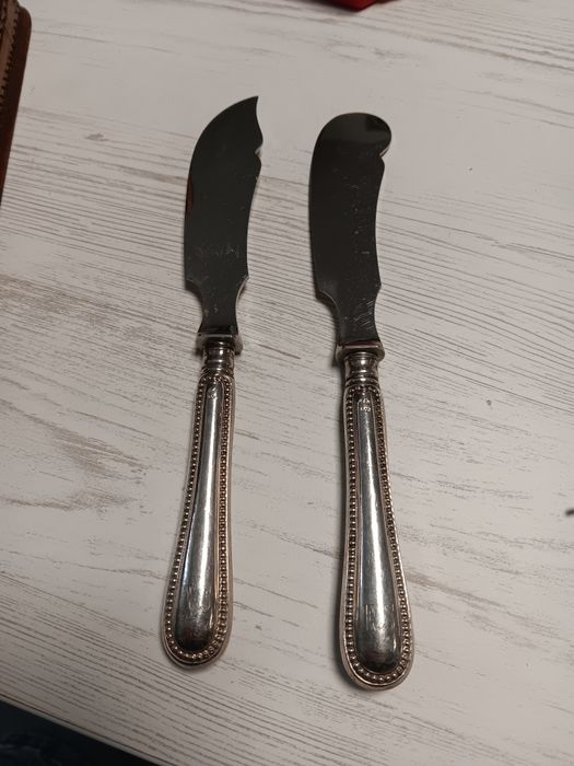 Set 2 cuțite vechi pentru pește, mânere argint 800, model deosebit