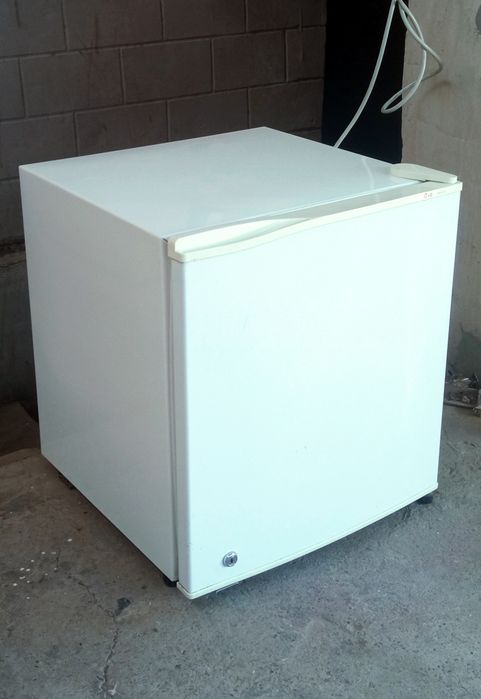 Мини холодильник  LG.
