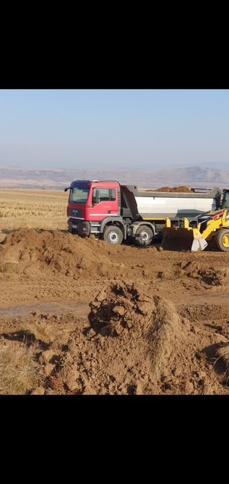 Vând pământ vegetal