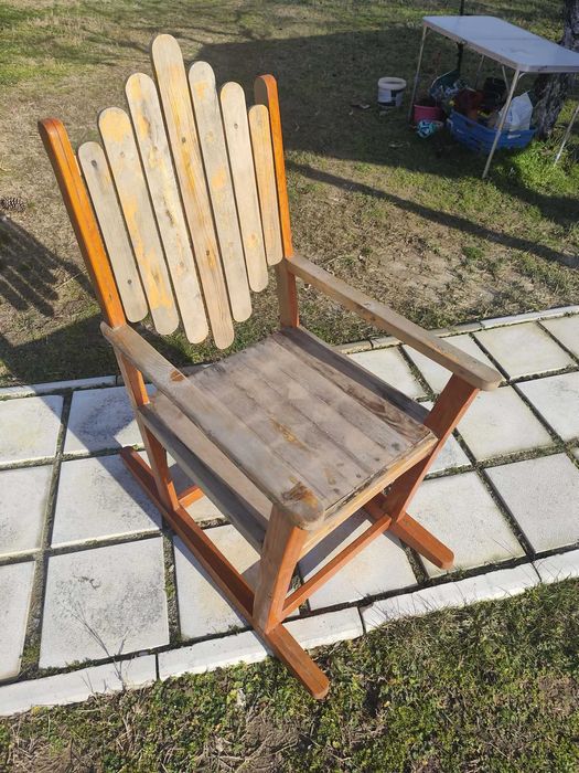 Люлеещ се стол от масивно дърво