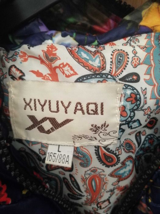 Vestă matlasată, cu glugă, pentru femei